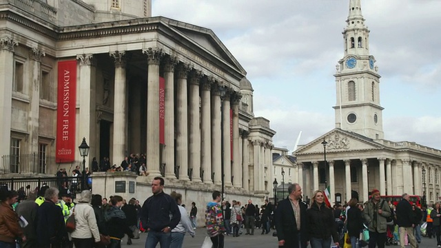 英国伦敦，特拉法加广场上挤满了国家美术馆和田野圣马丁教堂视频素材