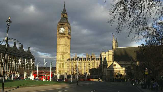 英国伦敦街道上的交通，背景是大本钟和议会视频素材