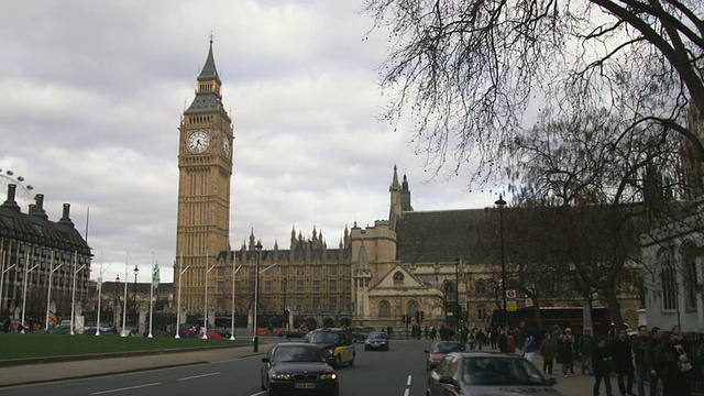 英国伦敦街道上的交通状况，背景是大本钟和议会视频素材