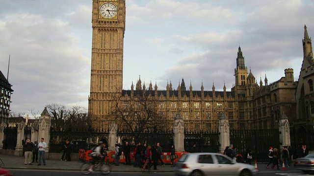 英国伦敦，大本钟和议会，前景是繁忙的街道视频素材