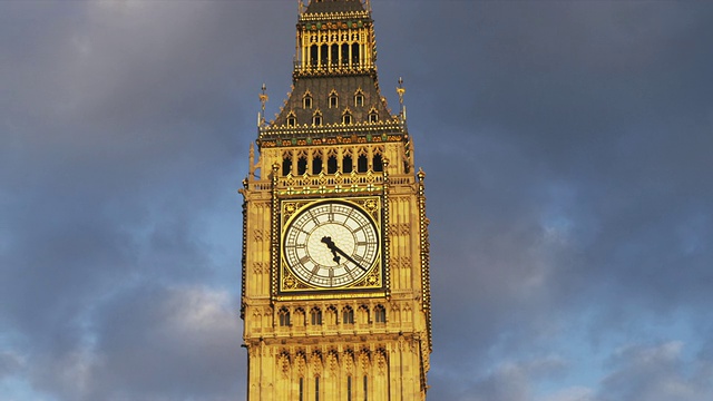 英国伦敦，在多云的天空中，大本钟顶部视频素材