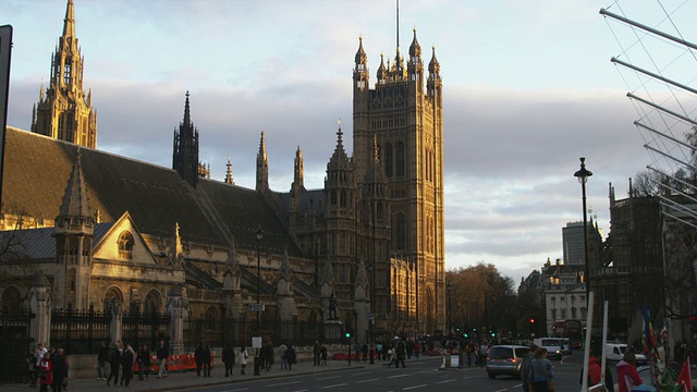 日落时分，英国伦敦，威斯敏斯特大教堂，前景是繁忙的街道视频素材