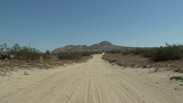 WS POV沙漠中的土路，崎岖的山脉背景/ Palmdale，加利福尼亚，美国视频素材