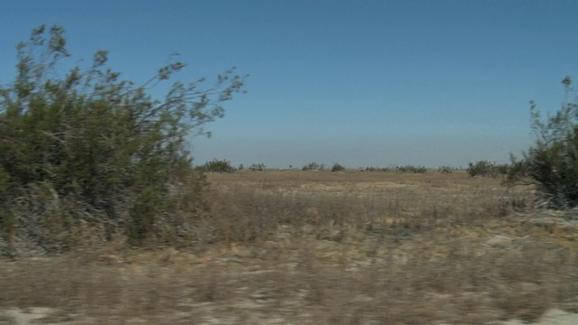 WS POV沙漠中的土路，崎岖的山脉背景/ Palmdale，加利福尼亚，美国视频素材