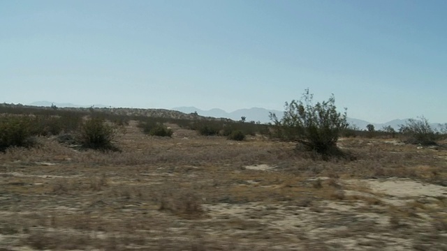 WS POV沙漠中的土路，崎岖的山脉背景/ Palmdale，加利福尼亚，美国视频素材