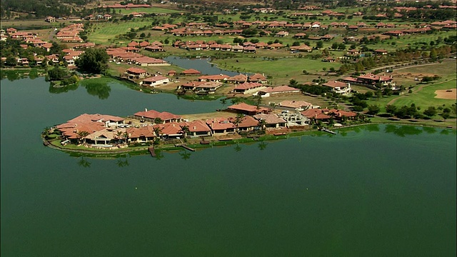 AERIAL WS豪华住宅区，绿湖，Hartbeesfontein，西北，南非视频素材