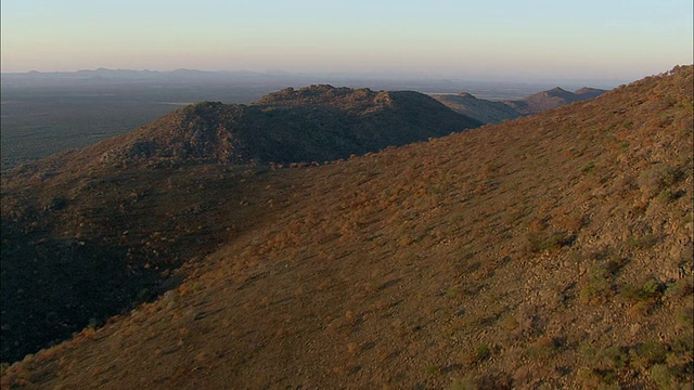 AERIAL WS Savannah, Pilanesberg Game Reserve, sauspoort，西北，南非视频素材