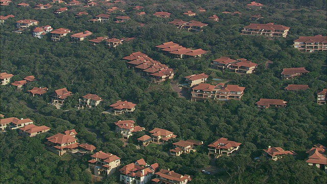 AERIAL WS豪华住宅在森林，津巴利，夸祖鲁纳塔尔省，南非视频素材