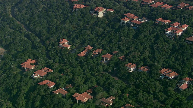 空中WS ZI CU豪华住宅在森林，津巴利，夸祖鲁纳塔尔省，南非视频素材