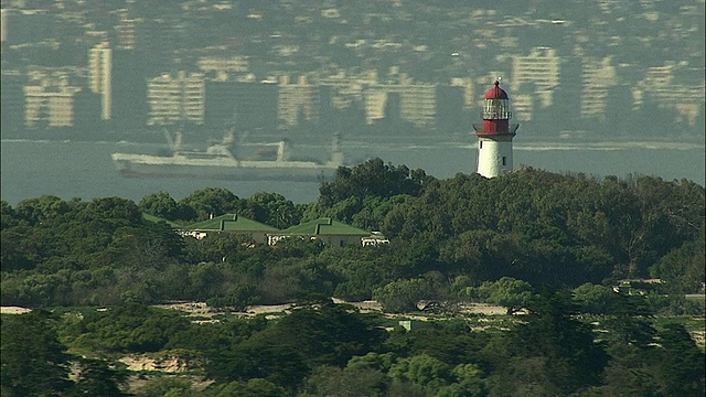 空中WS灯塔与城市景观背景，罗本岛，西开普省，南非视频素材