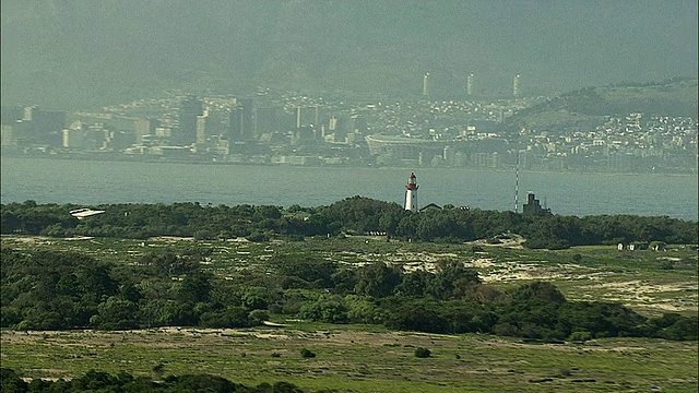 空中WS ZO灯塔与城市景观和桌山背景，罗本岛，西开普省，南非视频素材