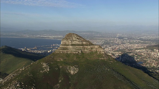 空中狮头与城市景观和海湾背景，开普敦，西开普敦，南非视频素材