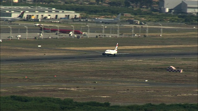 英国航空737飞机从南非西开普省开普敦国际机场起飞视频素材