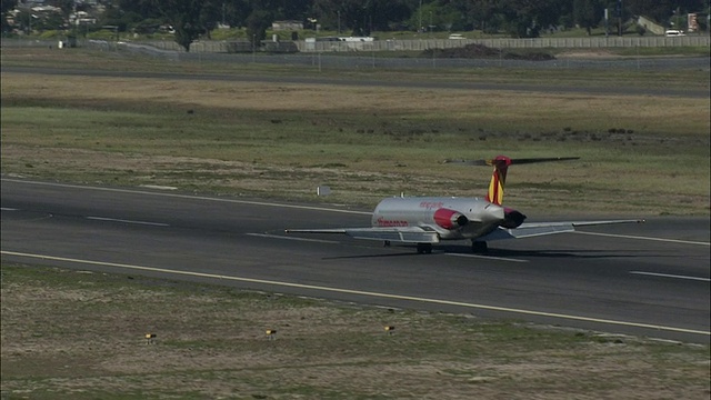 在南非西开普敦开普敦国际机场跑道上降落的廉价航空公司WS TS McDonnell Douglas MD-80视频素材