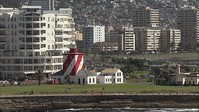 AERIAL ZO Clifton, Mouille Point Lighthouse，公寓楼和信号山，开普敦，西开普省，南非视频素材