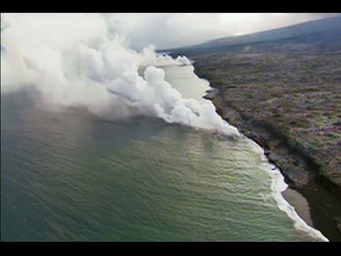 2001年，空中熔岩遇到太平洋并形成巨大的蒸汽云/夏威夷火山国家公园视频素材