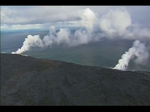 2001年，空中熔岩遇到太平洋并形成巨大的蒸汽云/夏威夷火山国家公园视频素材