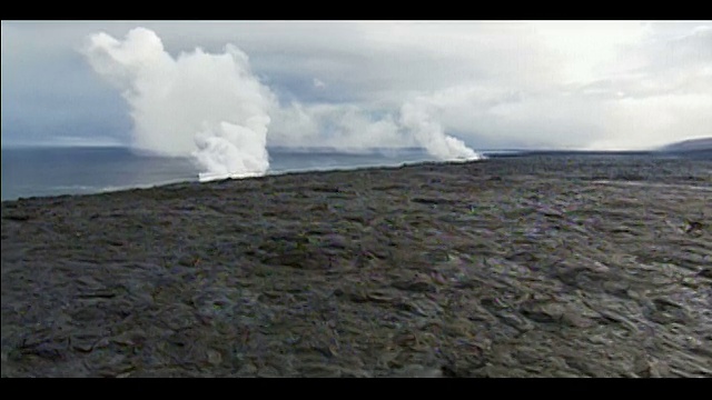 2001年，空中熔岩遇到太平洋并形成巨大的蒸汽云/夏威夷火山国家公园视频素材