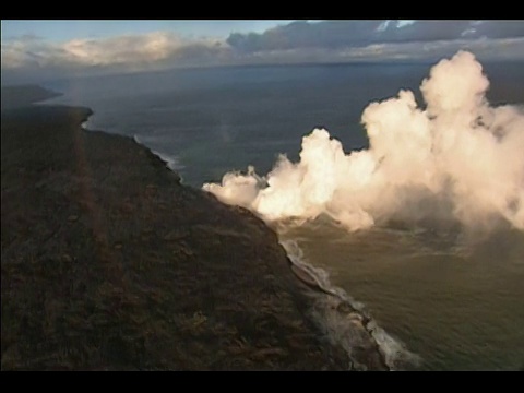 2001年，空中熔岩遇到太平洋并形成巨大的蒸汽云/夏威夷火山国家公园视频素材