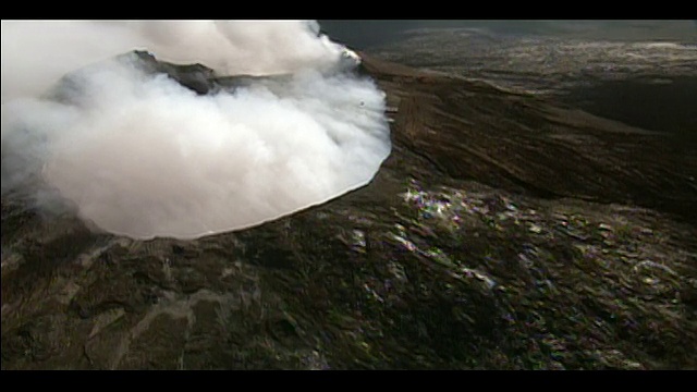 鸟瞰图从夏威夷火山国家公园/夏威夷岛火山升起视频素材