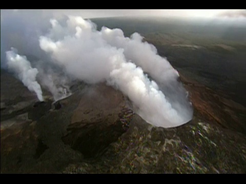 鸟瞰图蒸汽上升从山顶火山口在夏威夷火山国家公园/夏威夷岛，夏威夷视频素材