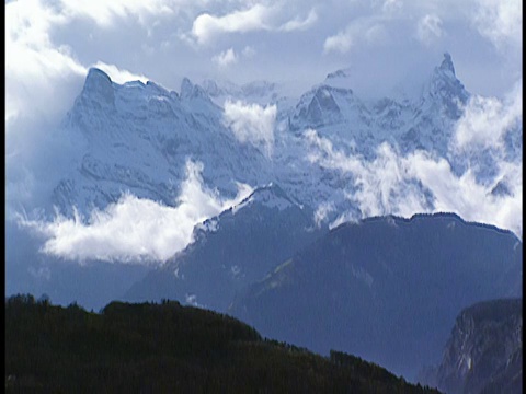 2002宽屏云缓慢地移动过阿尔卑斯山/瑞士视频素材