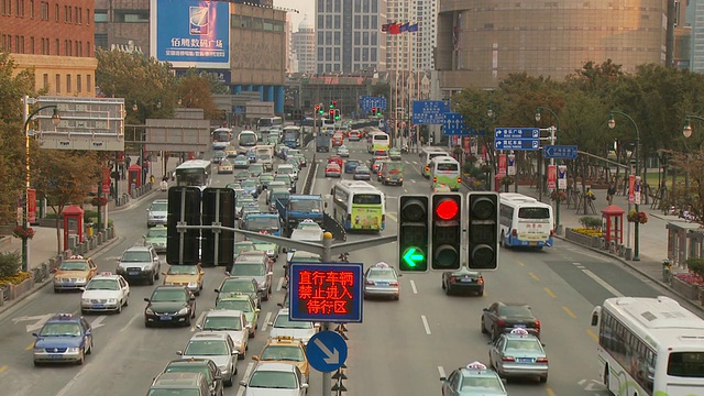 中国上海市中心繁忙的街道交通视频素材