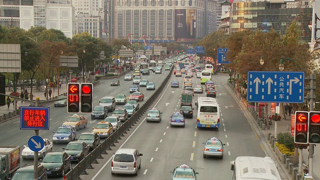 中国上海市区交通的高角度视频素材