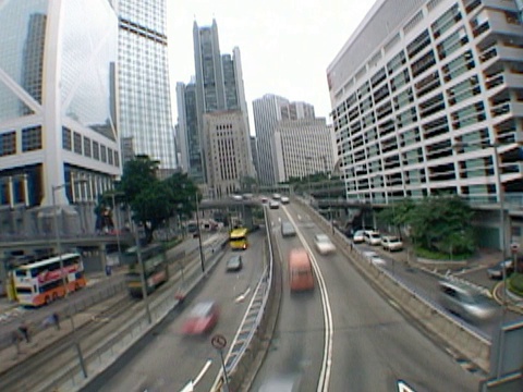 2002高角广角焦距慢镜头市中心高速公路上向摄影机/香港移动的交通视频素材