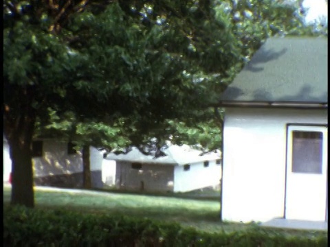 1973年，新泽西州萨塞克斯夏令营蒙太奇营医务室和男孩小屋视频素材