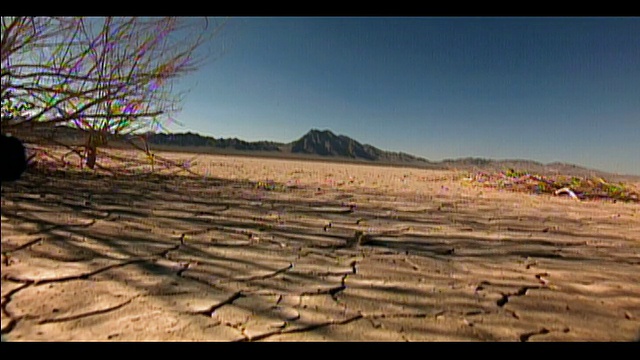 2001年广阔的干燥，龟裂的沙漠景观山的背景/内华达州视频素材