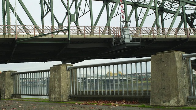 MS Man骑着自行车，背景是Hawthorne bridge /波特兰，俄勒冈，美国视频素材