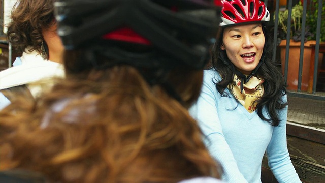 MS Women with bicycles /波特兰，俄勒冈，美国视频素材