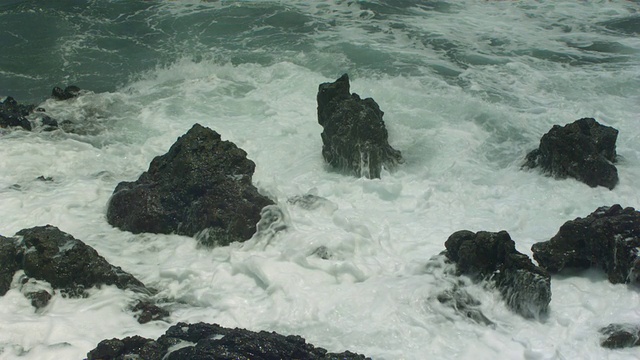 WS PAN SLO MO海浪冲击岩石/毛伊岛，夏威夷，美国视频素材