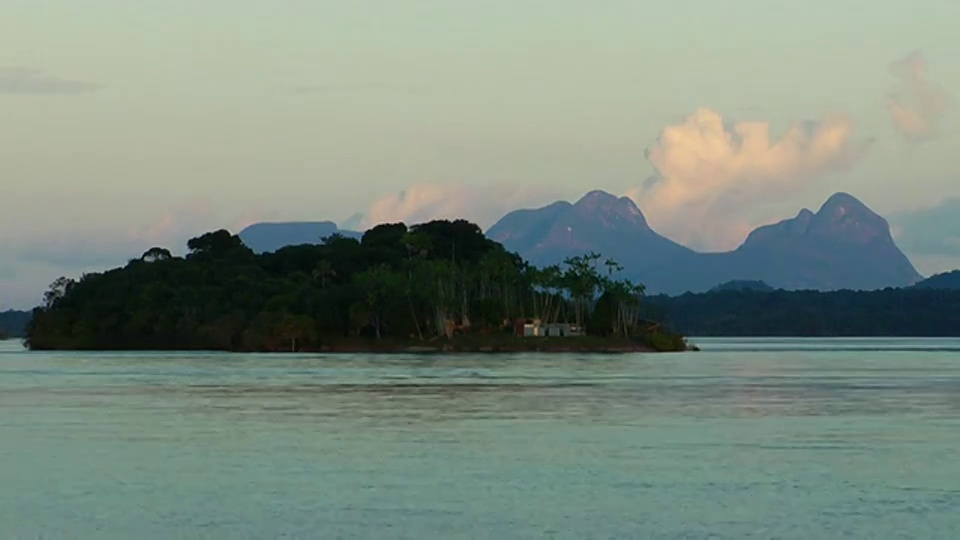 T/L WS内格罗河与小岛和睡美人山脉的背景，日落/ Sao Gabriel da Cachoeira，亚马逊，巴西视频素材