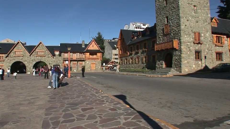 WS TD钟塔和游客在街上/圣卡洛斯de Bariloche，里约热内卢Negro，阿根廷视频素材