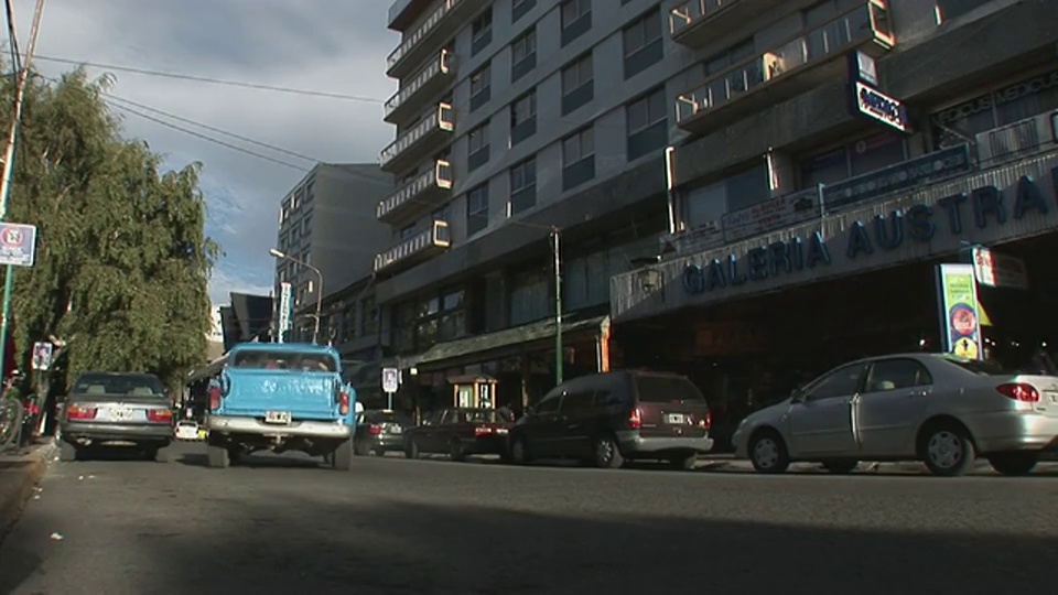 WS LA老式汽车行驶在主街/圣卡洛斯de Bariloche，里约热内卢Negro，阿根廷视频素材