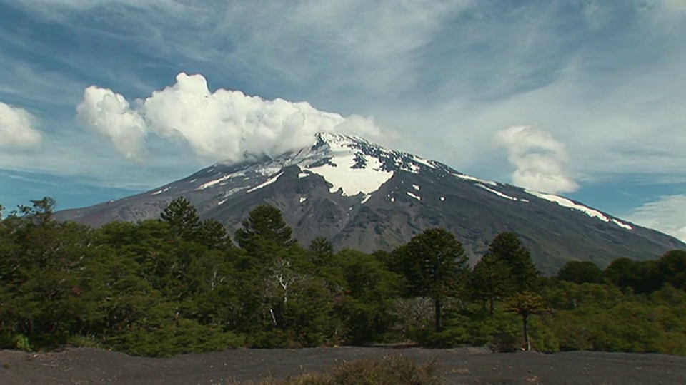 拉宁火山冒烟，拉宁国家公园/圣马丁德洛斯安第斯，里约热内卢Negro，阿根廷视频素材