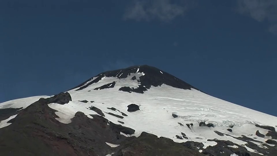 CU ZO WS Villa Rica火山峰，雪/普孔，科廷省，智利视频素材