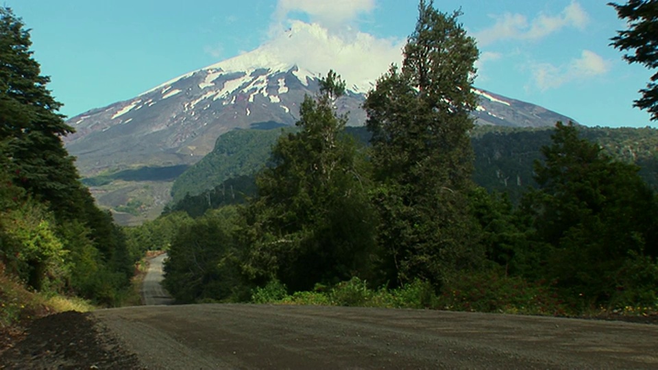 T/L WS风景如画，土路和雪顶火山，Villa Rica国家公园/普孔，智利科廷省视频素材