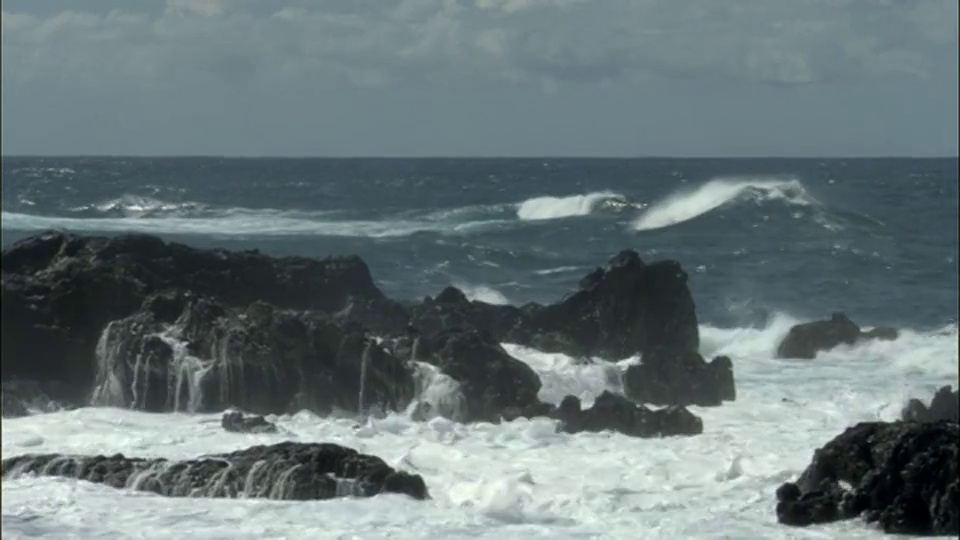 海浪冲击着智利复活节岛的火山岩视频素材