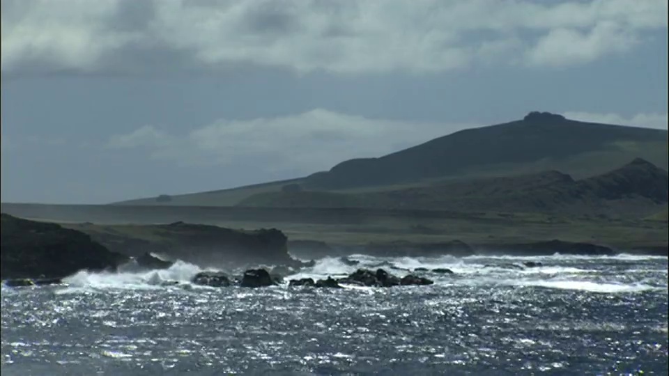 SLO MO WS海浪冲击复活节岛/智利的岩石海岸视频素材