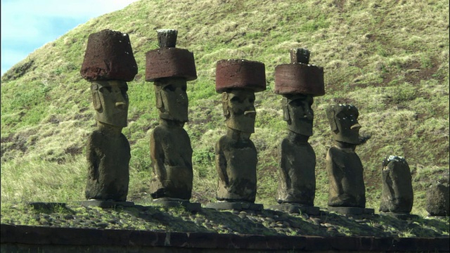 MS Row of Ahu Nau Nau statues on green hill / Anakena beach，复活节岛，智利视频素材