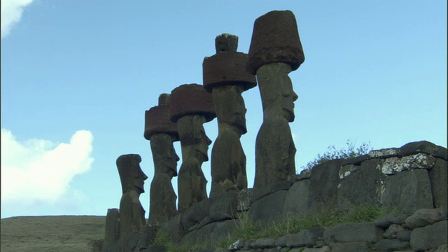 MS Row of Ahu Nau Nau statues / Anakena beach，复活节岛，智利视频素材