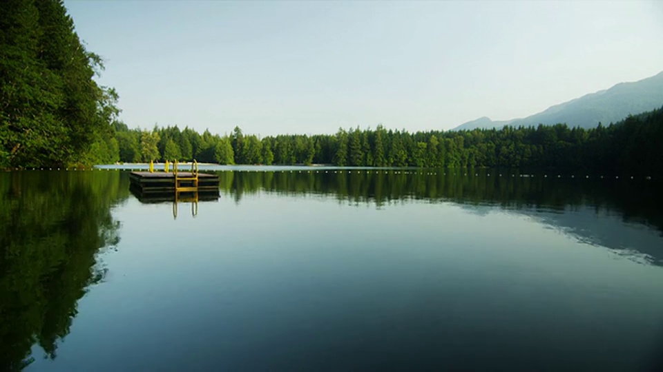 带浮筏的湖景/ Squamish，加拿大不列颠哥伦比亚省视频下载