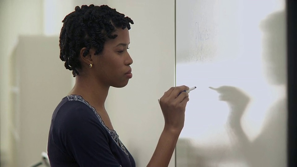 MS Business woman writing on whiteboard /纽约，纽约，美国视频素材