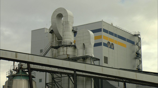 MS LA Clouds passing over biomass plant / Vaxjo，瑞典视频素材