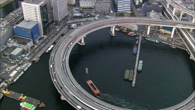 架空于彩虹桥及靠近海滨/东京的环形道路上视频素材