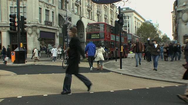 英国伦敦牛津街购物者和街道交通的观点。视频素材