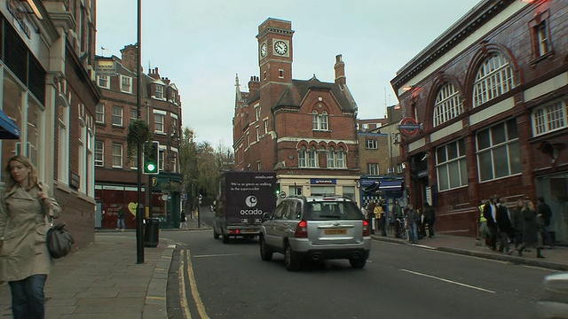 英国伦敦汉普斯特高街的交通景观。视频素材